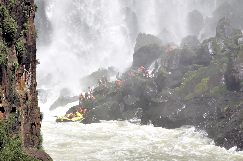 Os sobreviventes se refugiaram nas pedras e foram resgatados com a ajuda de lanchas e helicópteros | Christian Rizzi/Gazeta do Povo