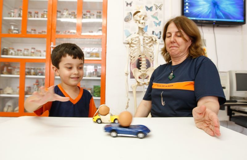 O aluno Vitor Couto Moreira, da Escola Anjo da Guarda, se diverte com o carrinho usado pela professora Silvia nas suas aulas | Daniel Castellano/Gazeta do Povo