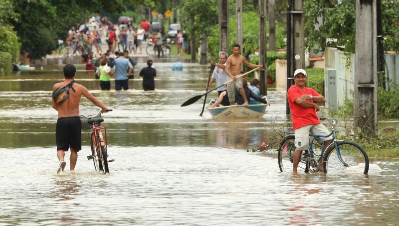 Moradores de Morretes enfrentaram ontem ruas alagadas, tentando recuperar bens das casas inundadas pela chuva de sexta-feira. Morretes e Paranaguá estão sem abastecimento de água potável | Aniele Nascimento/Gazeta do Povo