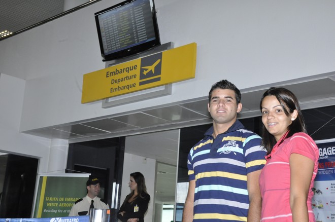 O casal Odair e Jhenifer, em viagem de férias para Portugal, optaram pela comodidade e rapidez do transporte aéreo até São Paulo | 