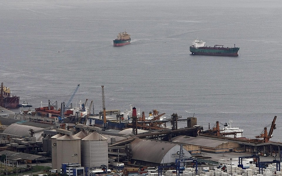 Segundo a Appa, os embarques estão lentos por causa do mau tempo, e não da falta de grãos para carregar os navios | Jonathan Campos/ Gazeta do Povo