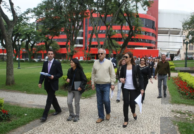 Fazendo anotações e analisando projetos, membros do Comitê Organizador Local (COL) da Fifa ficaram cerca de 40 minutos na Praça Afonso Botelho, em frente ao estádio do Atlético | Aniele Nascimento / Agência de Notícias Gazeta do Povo