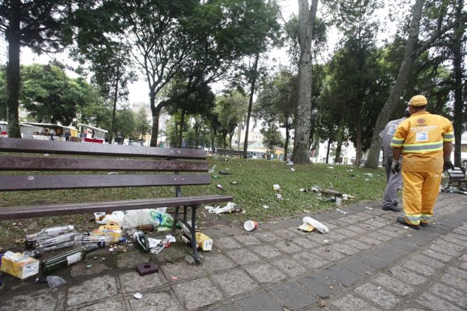 Manhã seguinte ao ano-novo fora de época, que aconteceu na Praça da Espanha: lixo e sujeira deixados pelos