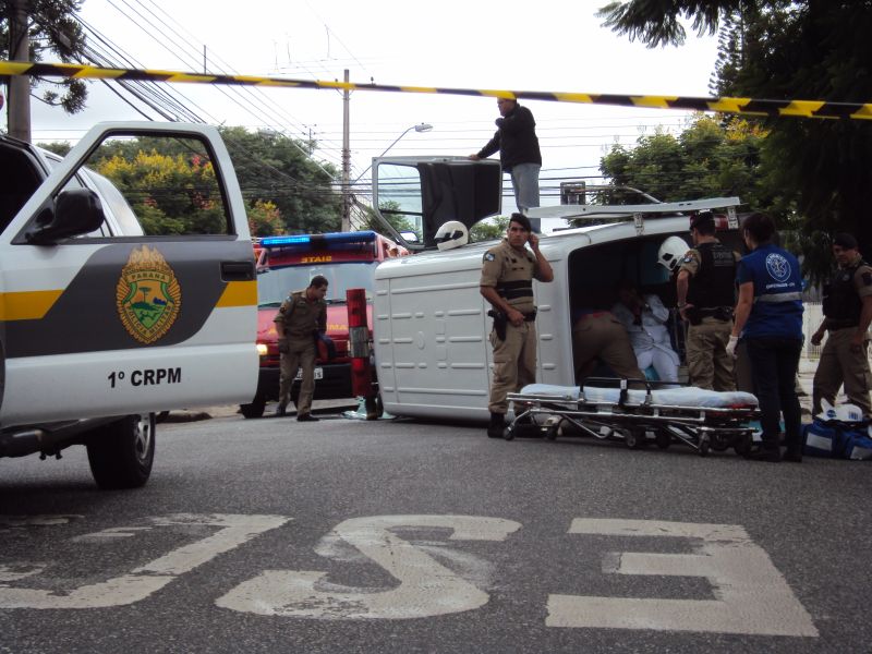 Colisão ocorreu na esquina da Avenida Iguaçu e Rua Desembargador Westphalen; mulher em trabalho de parto estava sendo transportada | Murilo Ribas