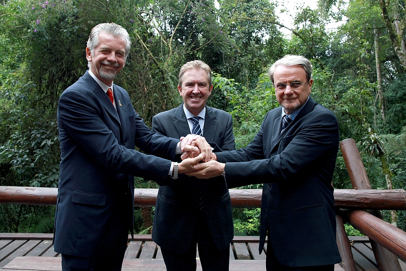Os prefeitos José Fortunati (Porto Alegre), Luciano Ducci (Curitiba) e Mário Lacerda (BH) se reuniram ontem em Curitiba | Maurilio Cheli/SMCS