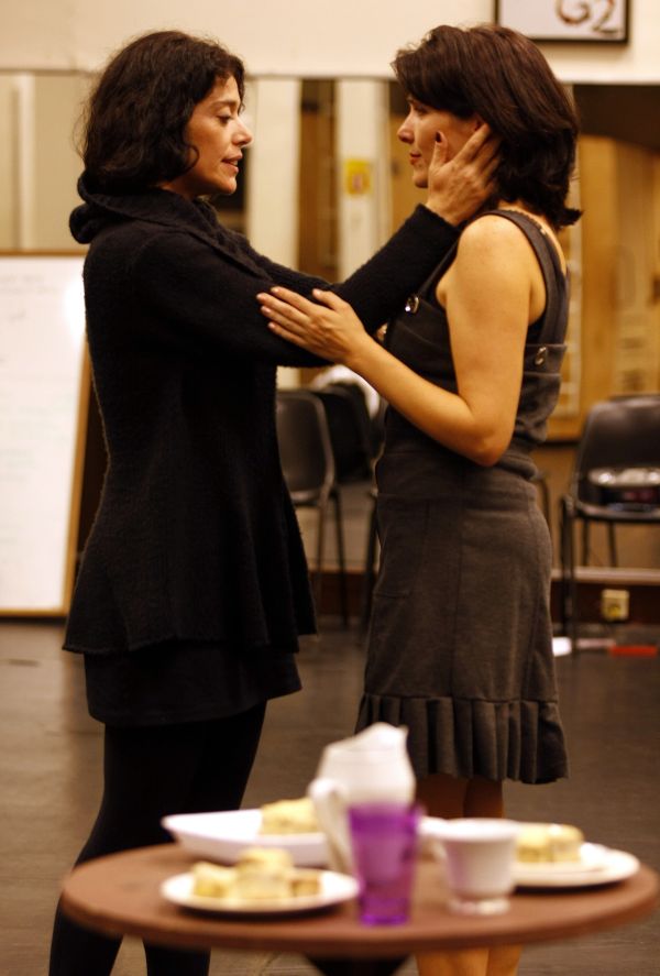 Ana Paula Taques e Mazé Portugal em cena de Teias, um dos dois segmentos que integram a montagem Amores (re)Partidos | Hugo Harada/Gazeta do Povo