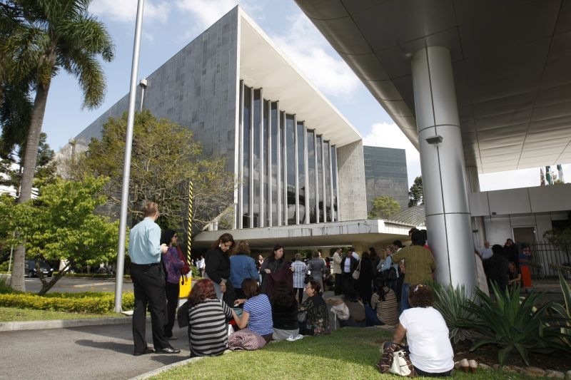 Funcionários da Assembleia fizeram greve em outubro passado para exigir a reposição causada pela troca da URV pelo real, em 1994 | Daniel Castellano / Gazeta do Povo