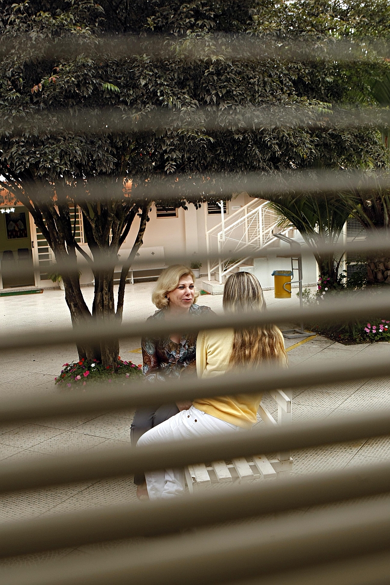 Diretora da Clínica Nova Esperança, Aracélis Copedê, atende dependente química, em Curitiba. Perfil de pacientes e dos entorpecentes usados mudou | Albari Rosa/Gazeta do Povo