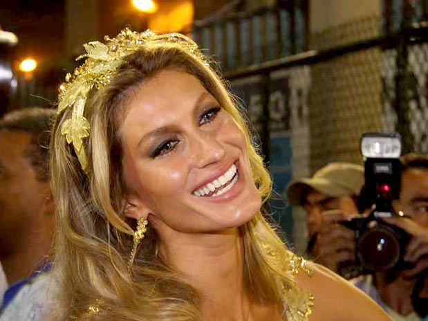 Porque hoje é o Dia Internacional da Mulher, a coluna homenageia a beleza da mulher brasileira na pessoa da nossa simpática top Gisele Bündchen, que foi destaque no desfile da escola de samba Vila Isabel encarnando, com toda a justiça, a Vênus de Milo | Getty Images