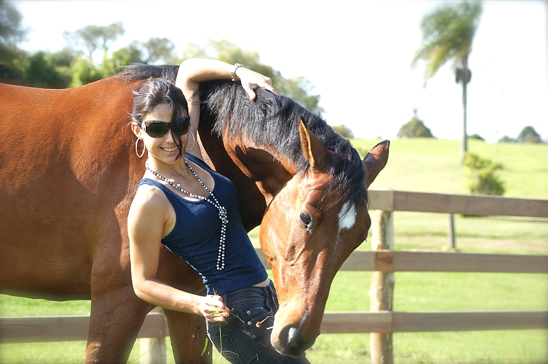 A curitibana Daniela Miró, da equipe brasileira de hipismo, começou o ano saltando em Wellington, na Flórida, treinada por ninguém menos que o campeão olímpico Rodrigo Pessoa. Além dela, representaram o Brasil os cavaleiros Omar Camargo Neto, também de Curitiba, e o carioca Rodrigo Marinho, todos treinados por Pessoa. Dani é a atual campeã paranaense de hipismo nas categorias Amazonas e Pré-junior |
