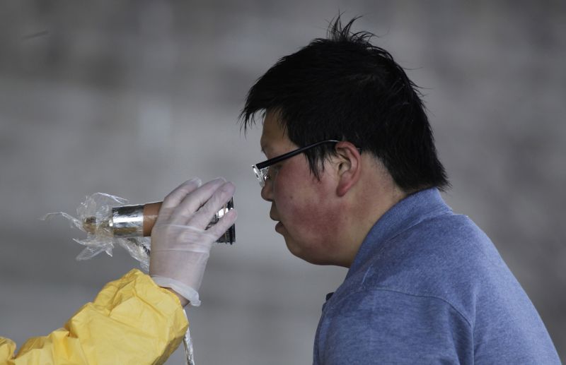 Morador retirado dos arredores da usina de Fukushima passa pelo teste de nível de radiação | Yuriko Nakao/Reuters