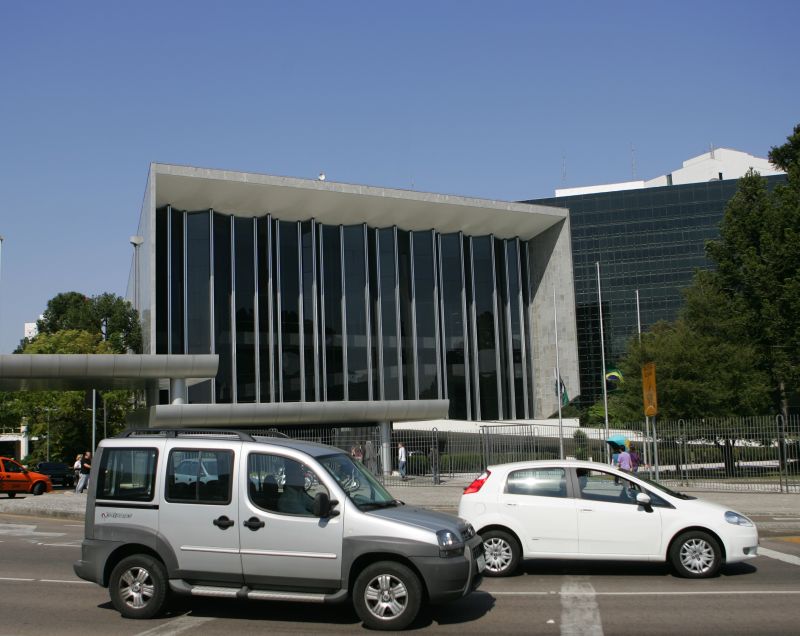 Fachada da Assembleia Legislativa: diários oficiais escondiam servidores fantasmas e parentes de autoridades | Antonio More/ Gazeta do Povo