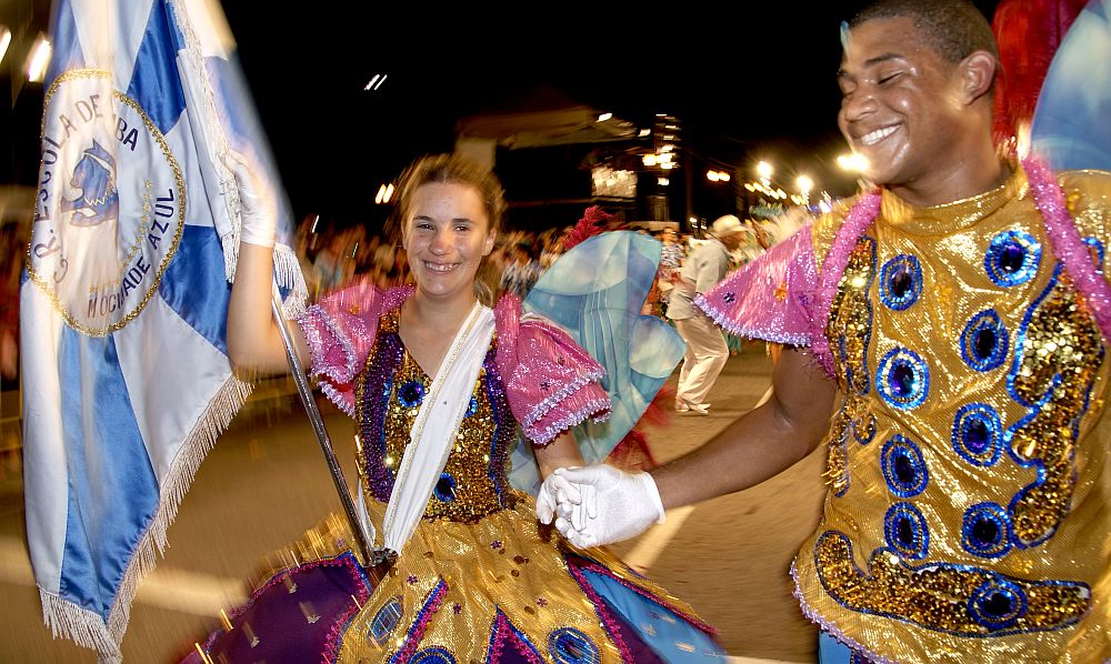 Integrantes da escola de Samba Mocidade Azul em desfile na Av. Cândido de Abreu no Centro Civico | Marco André Lima / Gazeta do Povo