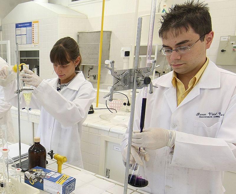 Da carteira para o laboratórioRenan Vidal Viesser, 21 anos, se formou no ano passado em Tecnologia em Processos Ambientais e quer seguir a carreira docente. Eu já tinha afinidade com Química, e a questão ambiental chamou minha atenção por ser uma área em crescimento e com várias oportunidades, conta. Renan entrou para o curso de mestrado em Ciência e Tecnologia Ambiental da UTFPR e se diz muito satisfeito com o rumo da carreira. | Valterci Santos/ Gazeta do Povo