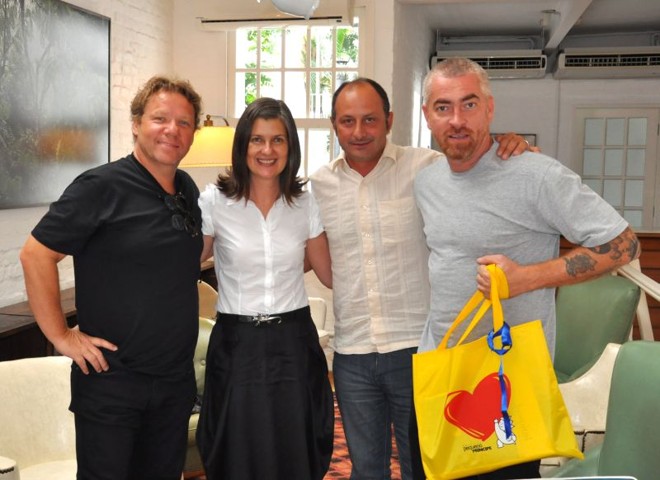 Ety Cristina Forte Carneiro, diretora-executiva do Hospital Pequeno Príncipe, encontrou-se com os chefs Claude Troisgros (à esq.), Celso Freire e Alex Atala(com a sacola na mão) em São Paulo para definir a participação deles na Copa Gastronômica, evento que será realizado dia 25 de março no Castelo do Batel, em benefício do complexo hospitalar infantil |