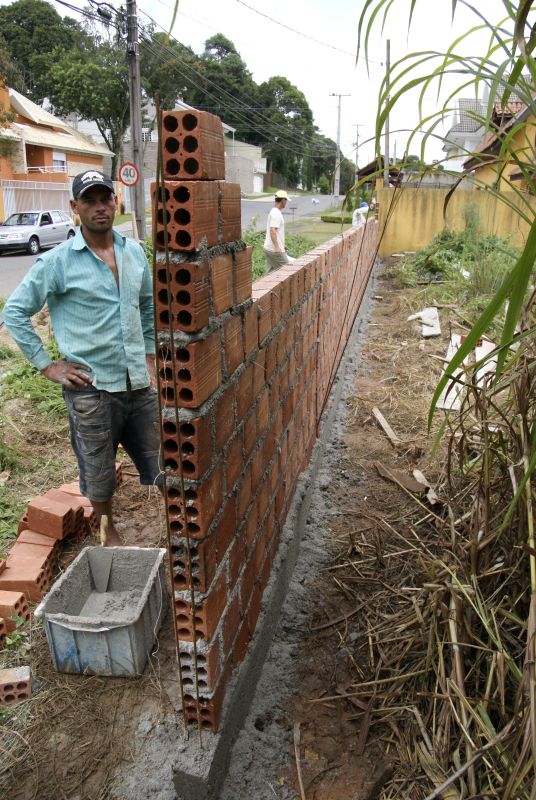 Terreno no bairro Santo Inácio é isolado pela prefeitura: depois da multa, o muro | Marco Andre Lima/Gazeta do Povo