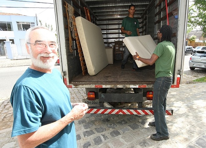 Funcionários da FAS recolhem móveis doados pelo aposentado Pedro Paulo Salves |