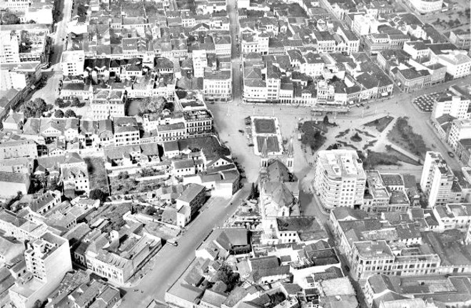 A Praça Tiradentes e seus arredores em foto aérea de 1946 |