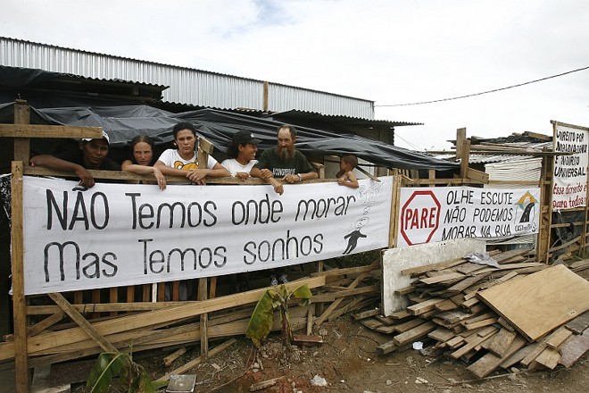 Sem ter para onde ir, família desalojada de escola em Piraquara, no mês passado, poderia ser beneficiada pelo aluguel social. Na foto, Narison, Kelly, Graziele, Zélia e Válter, que estão morando na calçada |