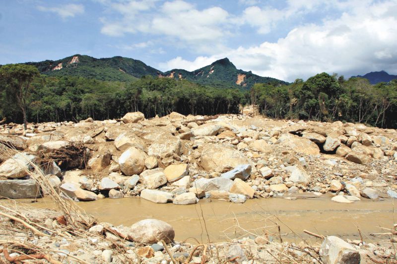 Comunidade rural de Floresta, em Morretes, foi arrasada e isolada por deslizamentos no último fim de semana. Situação mostra a força da chuva que atingiu a região | Walter Alves/Gazeta do Povo