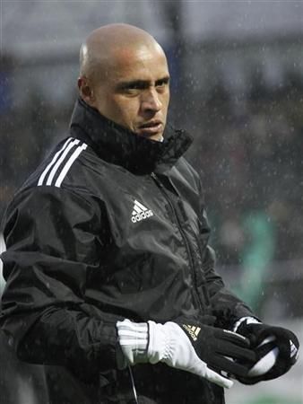 Roberto Carlos, do Anzhi Makhachkala, foi ofendido por um torcedor do Zenit que jogou banana no campo | S.Dal / Reuters