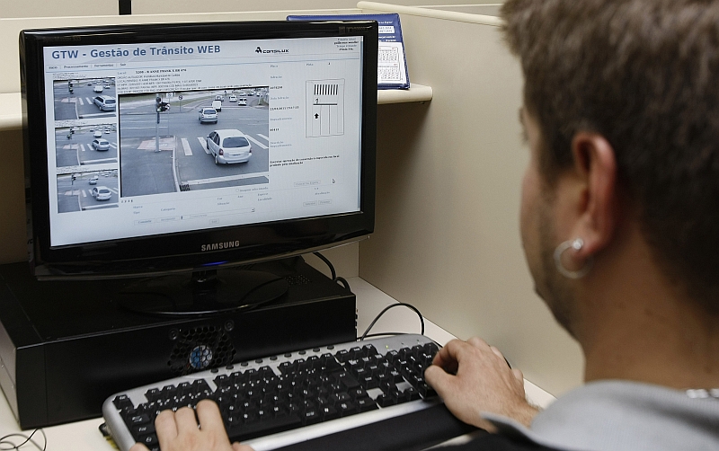 Sala de controle dos radares e lombadas eletrônicas de Curitiba: Urbs planeja obter até dez equipamentos estáticos | Jonathan Campos/Gazeta do Povo