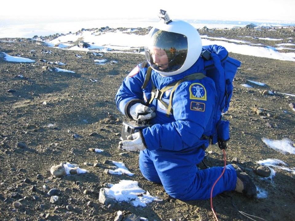 Engenheiro aeroespacial argentino Pablo de León testa traje da Nasa | Reuters