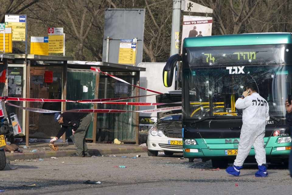 Além da mulher morta, o atentando em Israel deixou pelo menos 33 feridos, três deles com gravidade | AFP