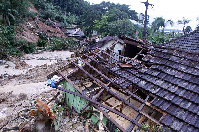 Casa destruída em Antonina: áreas em que construções oferecem risco não estão mapeadas no estado | Walter Alves/Gazeta do Povo