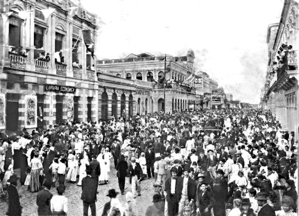 O povo curitibano comparece em massa na Rua Quinze de Novembro na Terça-feira Gorda do ano de 1902 | 