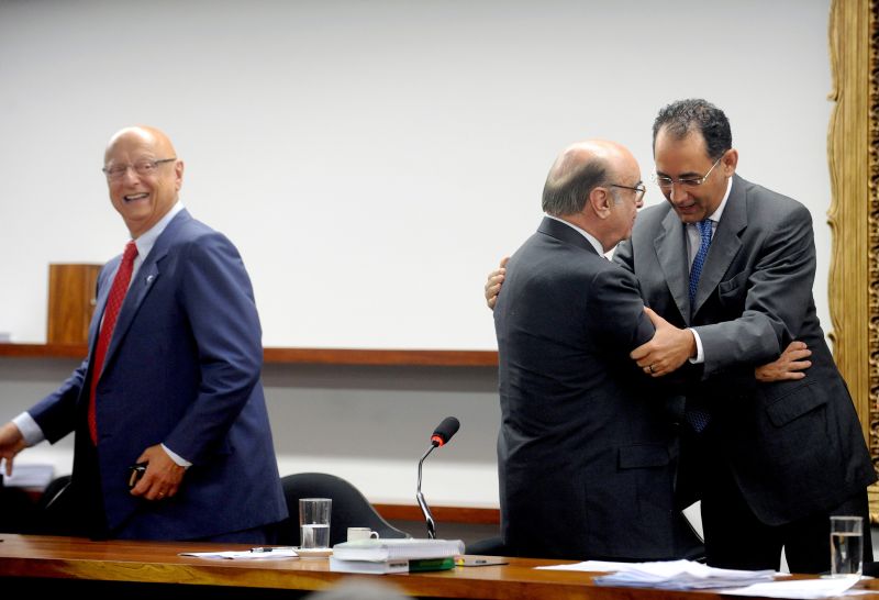 Confraternização na CCJ: deputado cumprimenta João Paulo Cunha (à direita) pela eleição na comissão | Wilson Dias/ABr