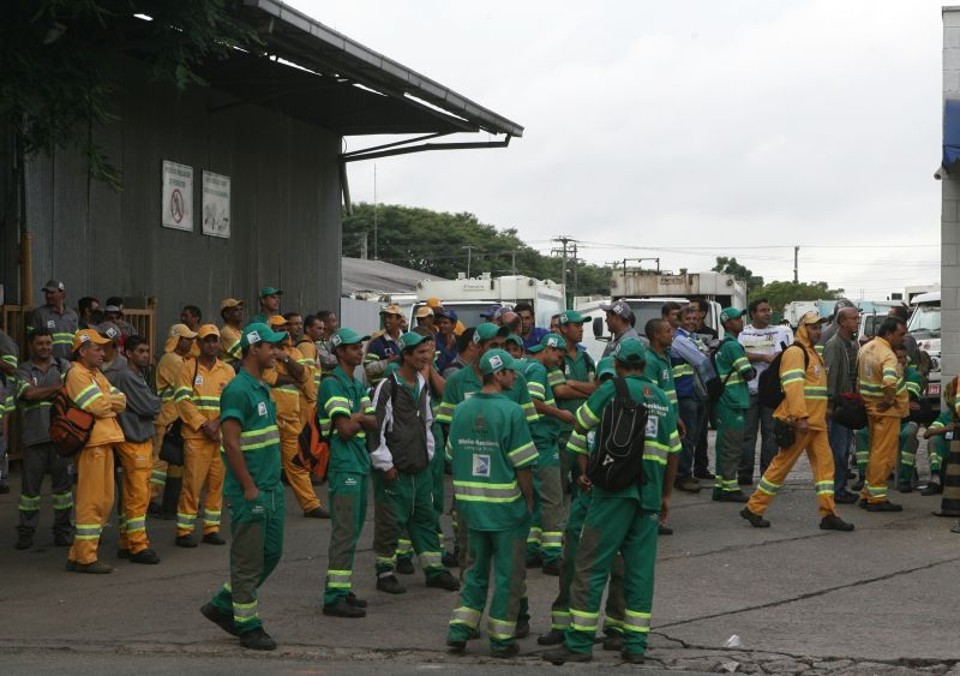 Protesto na Cavo prejudica a coleta de lixo em Curitiba durante a manhã Funcionários descontentes em frente a sede da Cavo na Avenida Getúlio Vargas | Aniele Nascimento