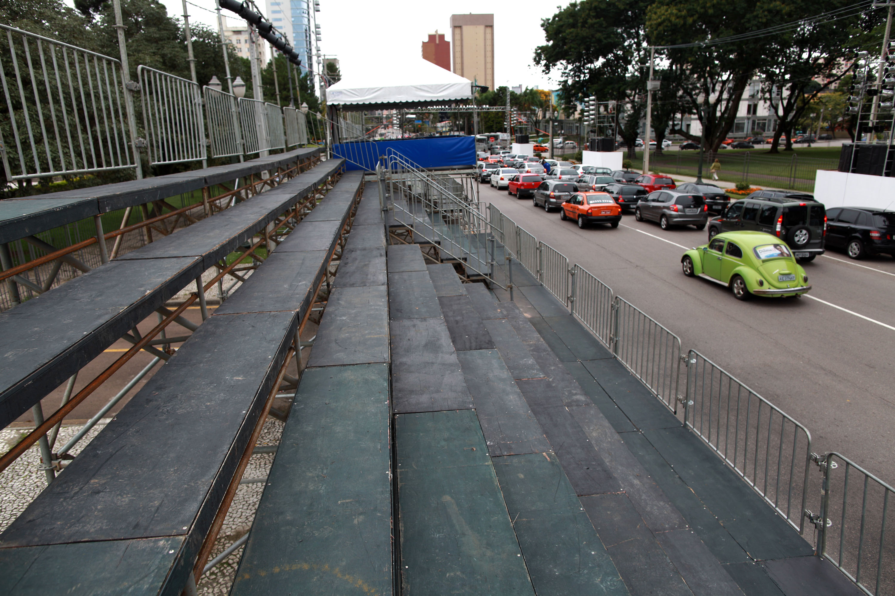 Arquibancada montada para receber os foliões para o desifle das escolas de samba de Curitiba | Maurilio Cheli/SMCS