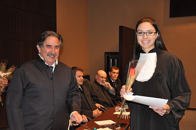 Andressa Megliato dos Santos, uma das novas advogadas que prestaram compromisso na OAB ontem, com a rosa que ganhou do presidente da entidade, José Lucio Glomb |
