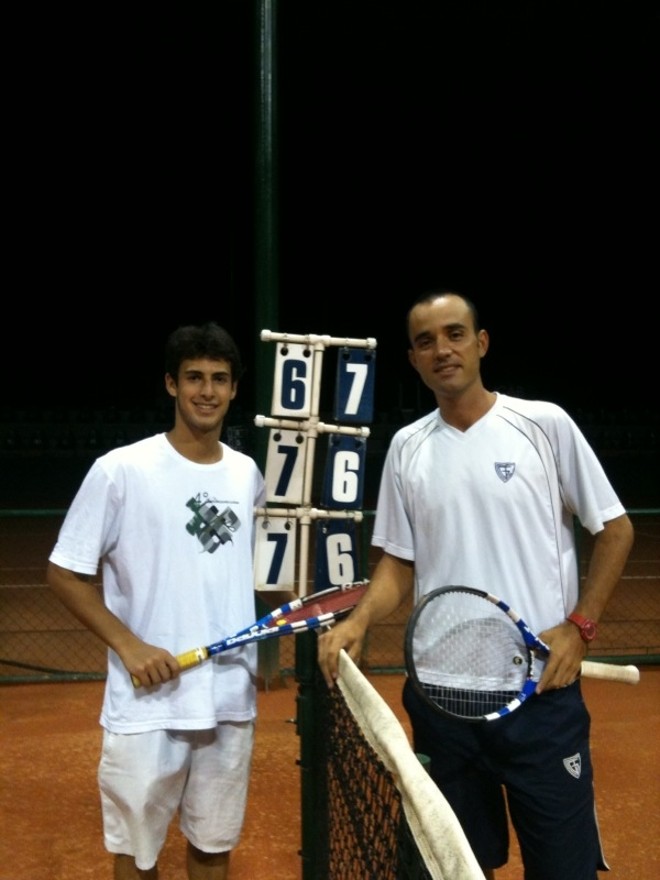 O tenista curitibano Jonathan Czerny (à esq.) participou ontem, no Graciosa Country Club, de um jogo de despedida. Na terça-feira ele embarca para os Estados Unidos a convite da Universidade Foot Hill, de Los Altos, Califórnia, onde vai estudar e jogar na equipe de tênis da instituição pelos próximos quatro anos. Jonny, de 17 anos, treina desde os sete anos no Graciosa, tendo como técnico Bruno Andrade (à dir.) | 