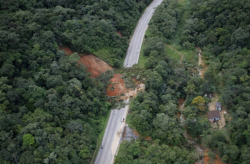 Uma das pistas da BR-376 permanece interditada: tráfego foi liberado ontem em outra pista e viagem de Curitiba a Joinville pode durar de 4 a 6 horas | Jonathan Campos/Gazeta do Povo