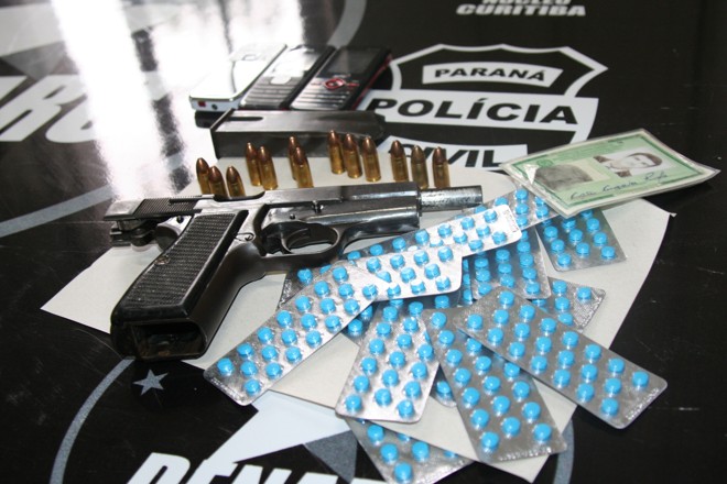 Arma e medicamentos apreendidos | 