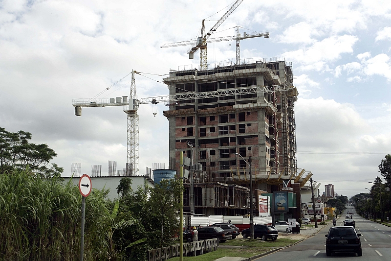 Prédio em construção em Curitiba: valorização de imóvel comprado na planta costuma ser maior | Hedeson Alves/ Gazeta do Povo