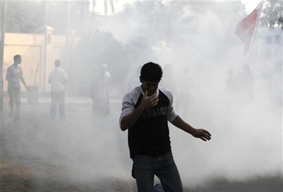 Manifestante contrário ao governo foge depois que polícia atira gás lacrimogêneo em Diraz, no Bahrein | Reuters