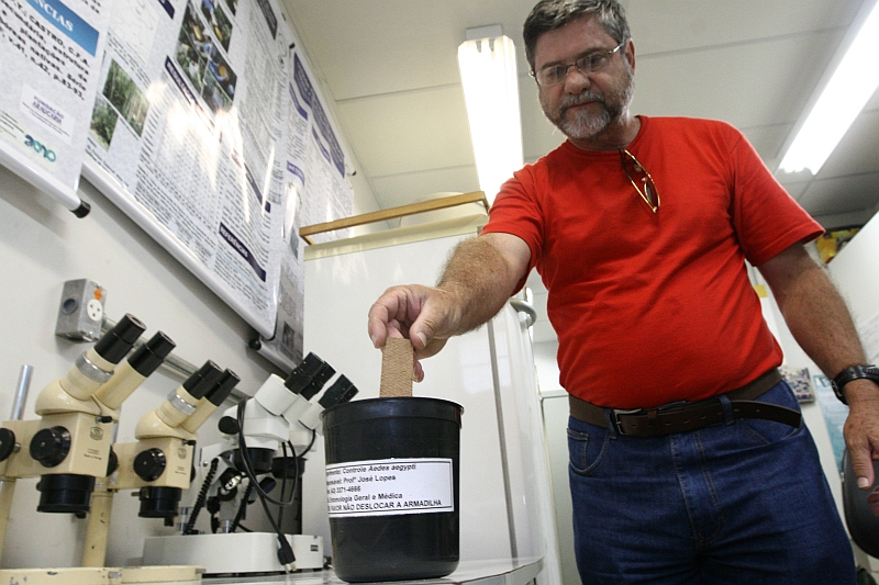 O pesquisador José Lopes, que identificou focos do mosquito pela primeira vez em Londrina, em 1985: Vivemos uma situação em que nossos resultados dependem das condições climáticas e da sorte, um quadro onde a epidemia só será controlada se não chover e se esfriar. | Roberto Custódio/Jornal de Londrina