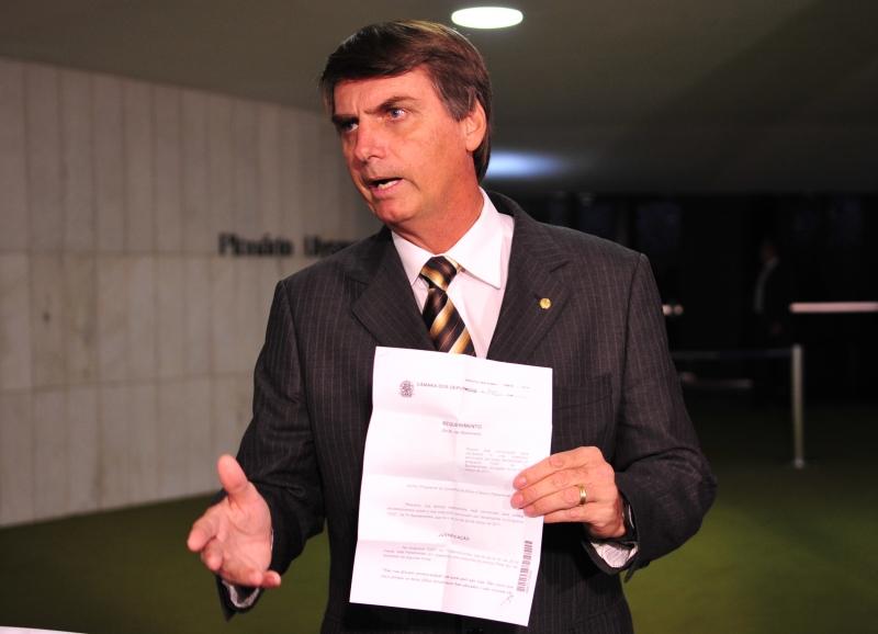 O deputado Jair Bolsonaro fala à imprensa sobre o requerimento que fez ao Conselho de Étiva e Decoro Parlamentar pedindo sua convocação para prestar esclarecimentos sobre as declarações que fez em um programa de tv | Renato Araújo/ABr