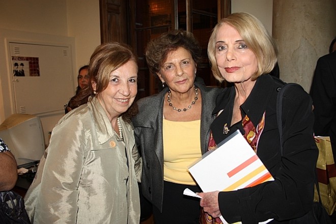 A crítica de arte Adalice Araújo (à dir.) prestigiou o lançamento do livro Trajetória Carla Vendrami, realizado no último dia 16, no Museu da Gravura do Centro Cultural Solar do Barão. A obra registra o trabalho de Carla, que morreu em 2009. Também na foto, Gladys Vendrami (ao centro), mãe da artista, e sua amiga Neusa Mansani |