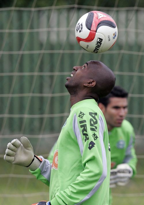 O técnico Marcelo Oliveira conversa com os jogadores na preparação para enfrentar o Fantasma, dono da segunda melhor campanha da competição | Hedeson Alves/ Gazeta do Povo