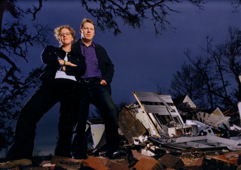 Kate Sthor e Cameron Sinclair fundaram a Architecture for Humanity solidarizados com os refugiados de Kosovo | Ian White/Divulgação