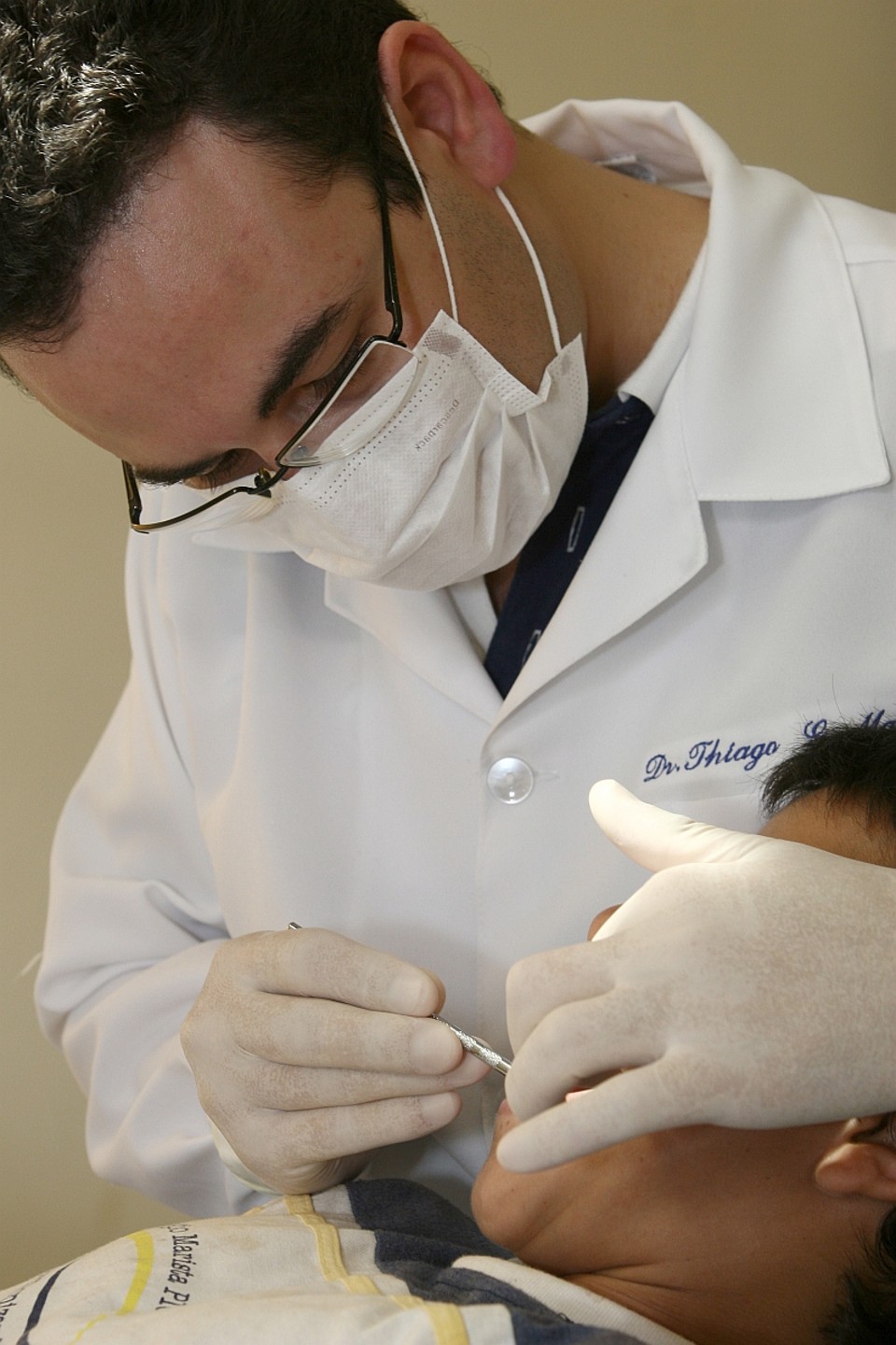 O dentista Thiago Martins em atendimento no consultório que mantém na cidade de Teixeira Soares: opção pelo interior | Henry Milleo/Gazeta do Povo