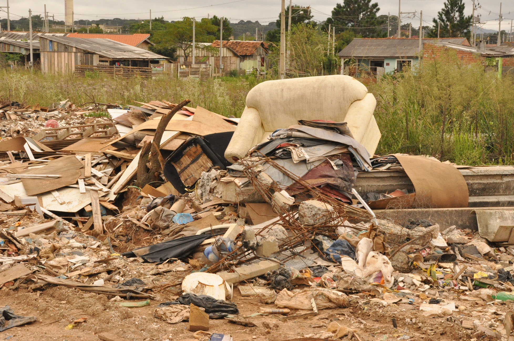 Segundo a prefeitura, as empresas de caçambas de entulhos de Curitiba e região metropolitana descarregam os detritos em uma área irregular no bairro Guarituba | Divulgação / Assessoria de Comunicação da Prefeitura de Piraquara