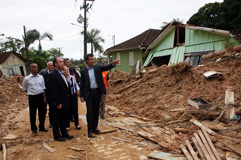 Beto Richa mostra ao ministro Fernando Bezerra Coelho uma casa destruída por deslizamento em Antonina | Walter Alves/Gazeta do Povo