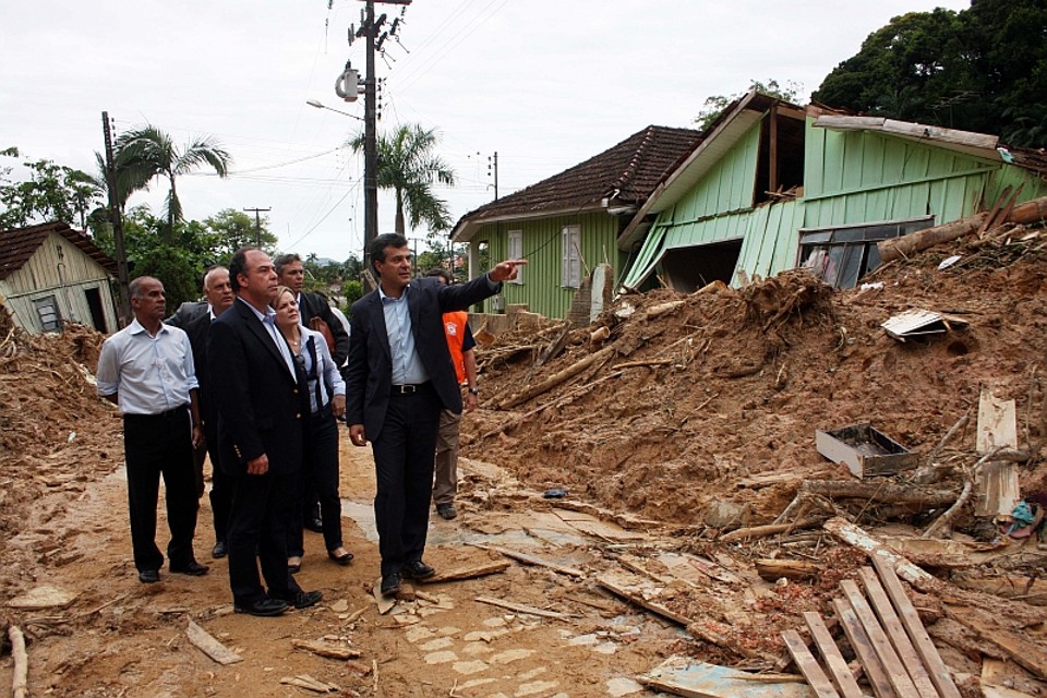 Beto Richa mostra ao ministro Fernando Bezerra Coelho uma casa destruída por deslizamento em Antonina | Walter Alves/Gazeta do Povo