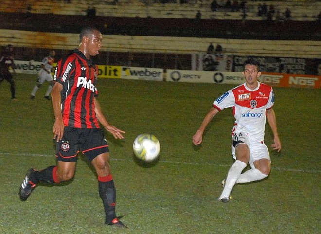 Zagueiro Flávio foi expulso no segundo tempo da partida contra o Roma de Apucarana | 