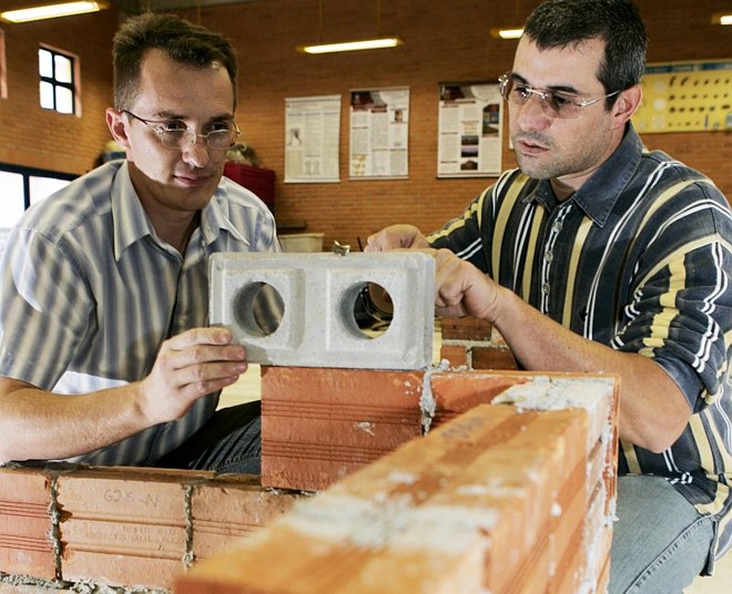 Tijolos ecológicos e muito maisAlunos de Engenharia Civil da PUCPR, Fábio Junior Martinkoski e Cristiano de Jesus Floriano participam do Projeto EcoHabitare, de desenvolvimento de tecnologias para construção verde, o que proporciona a eles um maior envolvimento com a área sustentável.